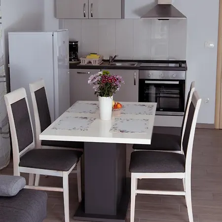 Mijo, Apartman *