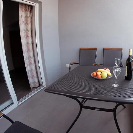 Mijo, Apartment *